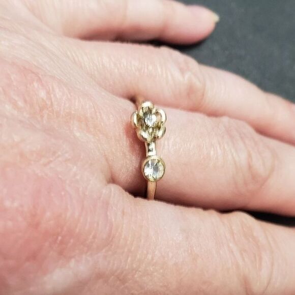 Gold tone flower ring Approx size 8 - Picture 3 of 8